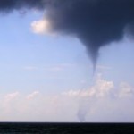 Tornada, ulewy i grad wielkości piłek tenisowych