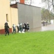 w jaki sposób postępować z terenami zalanymi przez powódĹş informuje