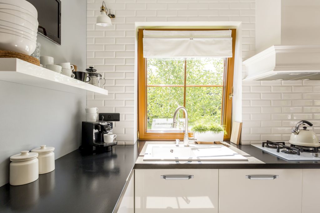 White brick kitchen Remont na chwilę. SprawdĹş pięć sposobów na odświeżenie wynajmowanego mieszkania