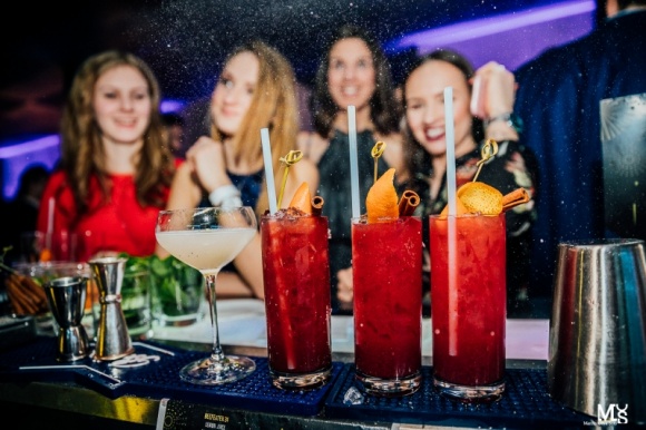 Grupa Pernod Ricard z biodegradowalnymi rurkami