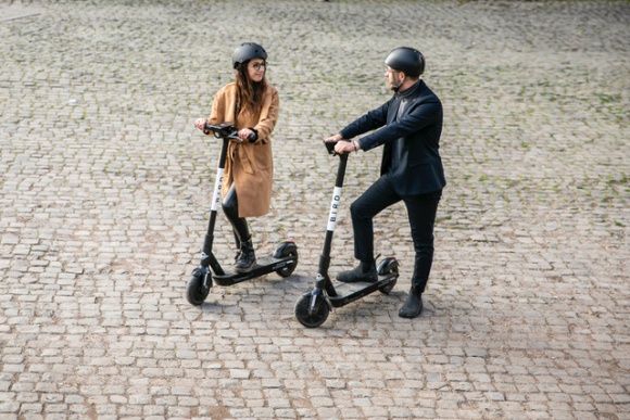 E-hulajnogi Bird wracają do Warszawy BIZNES, Ochrona środowiska - Od 5 marca mieszkańcy Warszawy i goście stolicy ​znów będą mogli korzystać z elektrycznych hulajnóg Bird. Operator wraca do miasta po zimowej przerwie.