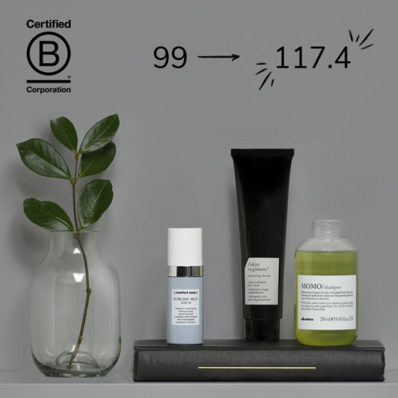 Firma Davines z odnowionym certyfikatem B Corporation BIZNES, Ochrona środowiska - W 2020 roku Davines, włoski producent kosmetyków do włosów, podnosi poprzeczkę zrównoważonego rozwoju, odnawiając certyfikat B Corporation. Tym samym firma potwierdziła swój rosnący wkład w czynienie dobra dla świata.
