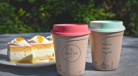 Polacy produkują coraz więcej śmieci. Część z nich można użyć ponownie BIZNES, Ochrona środowiska - Jak pokazują statystyki, z roku na rok nad Wisłą produkuje się coraz więcej odpadów. Dlatego warto zastanowić się, czy rzeczywiście musimy wytwarzać tak gigantyczne ilości śmieci i czy każdy pozornie już wykorzystany produkt, a nawet opakowanie, musi trafić do kosza.