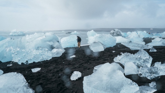 Zmiany klimatu to problem nie tylko przyszłych pokoleń BIZNES, Ochrona środowiska - W marcu tego roku Europejska Agencja Kosmiczna poinformowała, że lód na Grenlandii i Antarktyce topnieje 6-krotnie szybciej niż w latach 90. ubiegłego wieku, potwierdzając tym samym najmniej optymistyczny scenariusz (...)