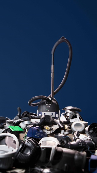 Odkurzacz bohaterem kampanii Stena Recycling i Electrolux: „Made to be re-made” BIZNES, Ochrona środowiska - Co roku na świecie powstaje ponad 400 milionów ton plastiku, mniej niż 12% materiału pochodzi z odzysku. Ruszyła międzynarodowa kampania Electrolux i Stena Recycling, w której bohaterem jest odkurzacz wytworzony w 100% z odzyskanego plastiku i ponownie wykorzystanych komponentów.