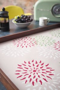 Annie Sloan pomysł na dekorację tacy z farbami Chalk Paint Serwuj kolory lata! Nowy projekt DIY od Annie Sloan