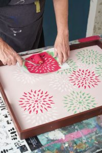 Annie Sloan pomysł na dekorację tacy z farbami Chalk Paint. Krok 5 Serwuj kolory lata! Nowy projekt DIY od Annie Sloan